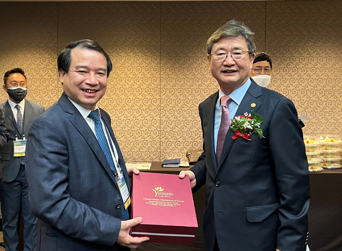 Phó Tổng cục trưởng TCDL Việt Nam Hà Văn Siêu tặng quà lưu niệm Bộ trưởng Bộ VHTTDL Hàn Quốc Park Bo Gyoon